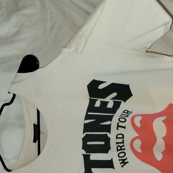Cutt Off Shoulder Rolling Stones World Tour Band Tee - Picture 2 of 3